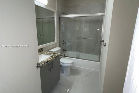 Condo in Hialeah, Florida, 2 bedrooms  № 2003029 - photo 19