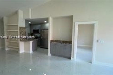 Condo in Hialeah, Florida, 2 bedrooms  № 2003029 - photo 27