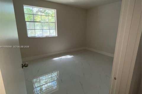 Condo in Hialeah, Florida, 2 bedrooms  № 2003029 - photo 18