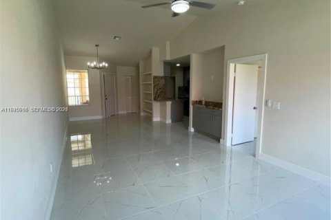 Condo in Hialeah, Florida, 2 bedrooms  № 2003029 - photo 5