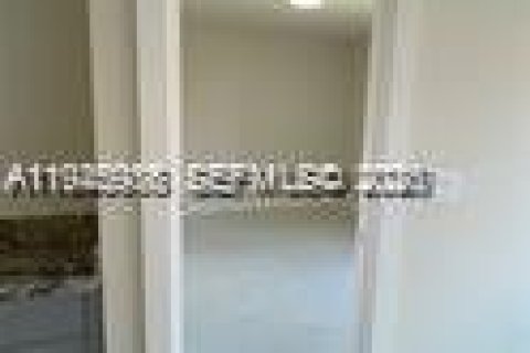 Condo in Hialeah, Florida, 2 bedrooms  № 2003029 - photo 29