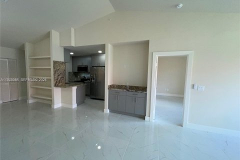 Condo in Hialeah, Florida, 2 bedrooms  № 2003029 - photo 6