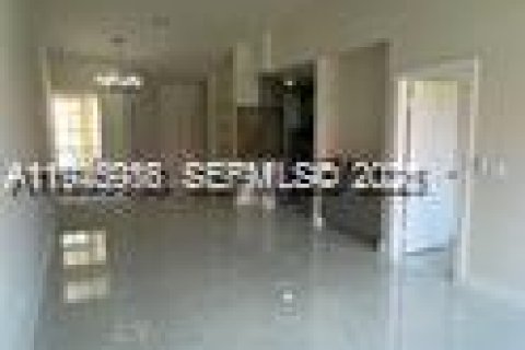 Condo in Hialeah, Florida, 2 bedrooms  № 2003029 - photo 26