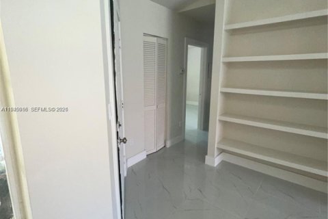 Condo in Hialeah, Florida, 2 bedrooms  № 2003029 - photo 4