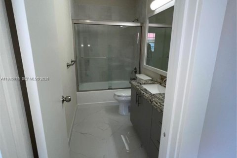 Condo in Hialeah, Florida, 2 bedrooms  № 2003029 - photo 11