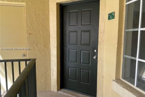 Condo in Hialeah, Florida, 2 bedrooms  № 2003029 - photo 2