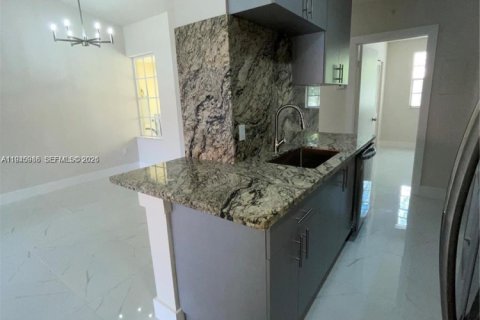 Condo in Hialeah, Florida, 2 bedrooms  № 2003029 - photo 15