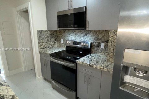 Condo in Hialeah, Florida, 2 bedrooms  № 2003029 - photo 14