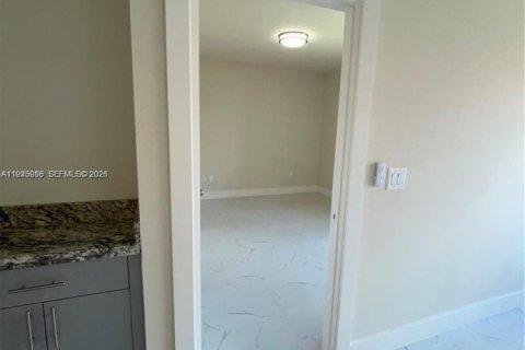 Condo in Hialeah, Florida, 2 bedrooms  № 2003029 - photo 8
