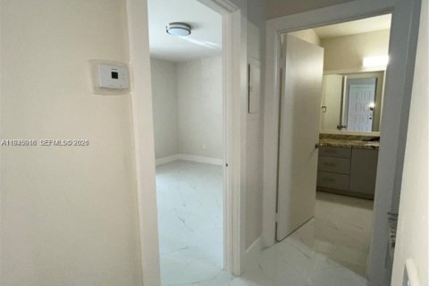 Condo in Hialeah, Florida, 2 bedrooms  № 2003029 - photo 17