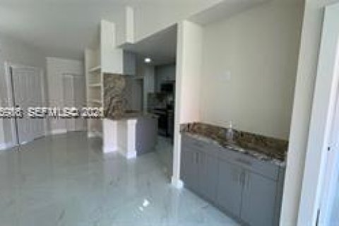Condo in Hialeah, Florida, 2 bedrooms  № 2003029 - photo 28