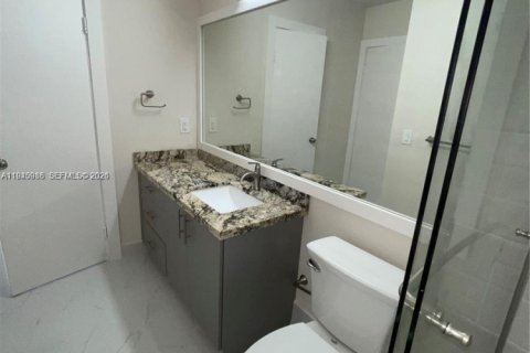 Condo in Hialeah, Florida, 2 bedrooms  № 2003029 - photo 20