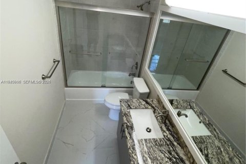 Condo in Hialeah, Florida, 2 bedrooms  № 2003029 - photo 12