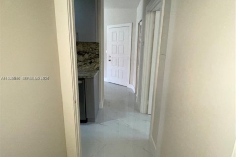 Condo in Hialeah, Florida, 2 bedrooms  № 2003029 - photo 21