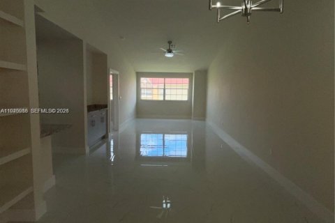 Condo in Hialeah, Florida, 2 bedrooms  № 2003029 - photo 3