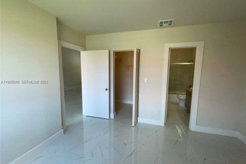Condo in Hialeah, Florida, 2 bedrooms  № 2003029 - photo 10