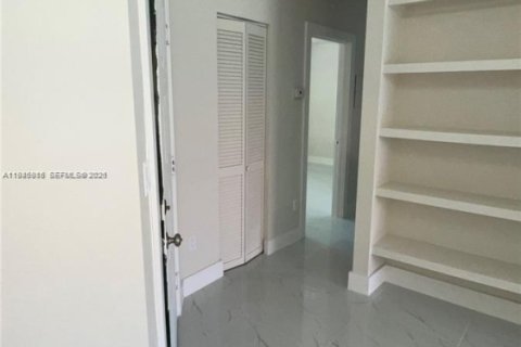 Condo in Hialeah, Florida, 2 bedrooms  № 2003029 - photo 25