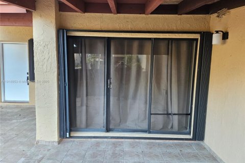 Condo in Miami, Florida, 3 bedrooms № 1974453 - photo 3