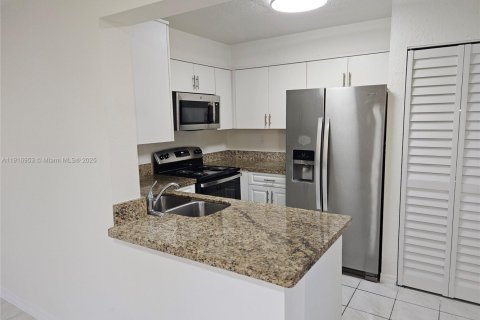 Condo in Miami, Florida, 3 bedrooms № 1974453 - photo 16