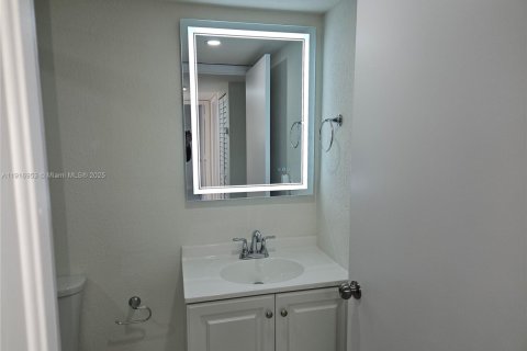 Condo in Miami, Florida, 3 bedrooms № 1974453 - photo 25