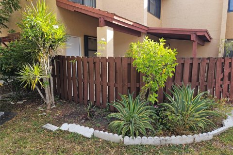 Condo in Miami, Florida, 3 bedrooms № 1974453 - photo 1