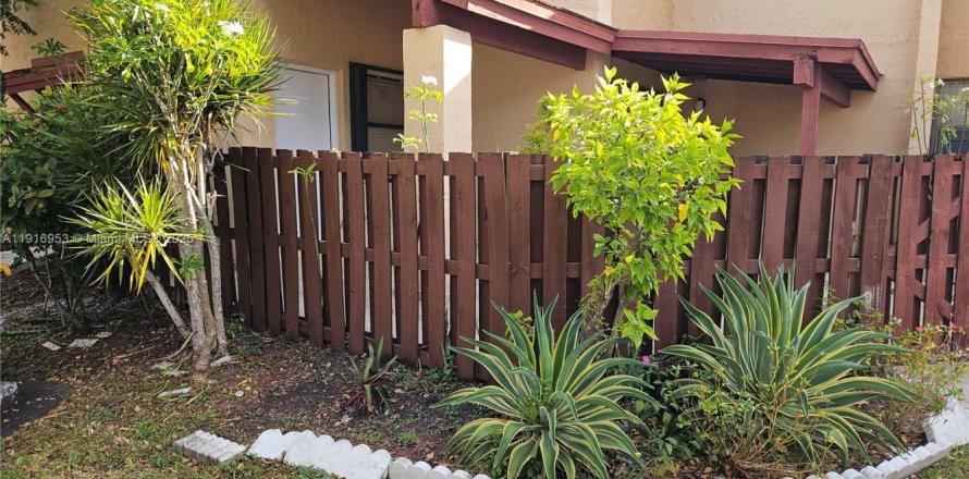 Condo in Miami, Florida, 3 bedrooms № 1974453