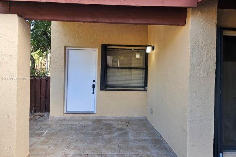 Condo in Miami, Florida, 3 bedrooms № 1974453 - photo 2