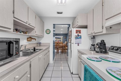 Touwnhouse à vendre à Miami, Floride: 3 chambres, 90.12 m2 № 2004240 - photo 8