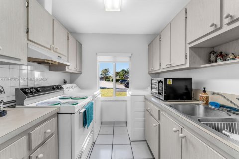 Touwnhouse à vendre à Miami, Floride: 3 chambres, 90.12 m2 № 2004240 - photo 7