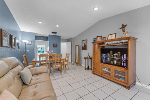 Touwnhouse à vendre à Miami, Floride: 3 chambres, 90.12 m2 № 2004240 - photo 6