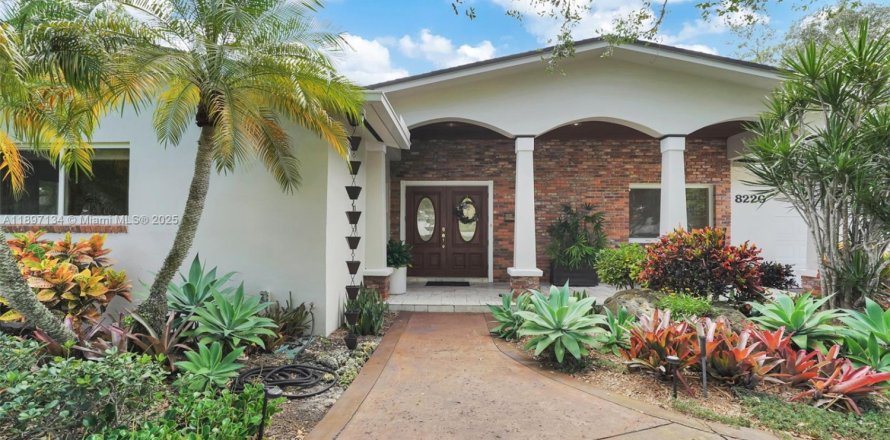 House in Palmetto Bay, Florida 4 bedrooms, 204.94 sq.m. № 1948713