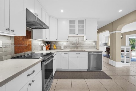 House in Palmetto Bay, Florida 4 bedrooms, 204.94 sq.m. № 1948713 - photo 2