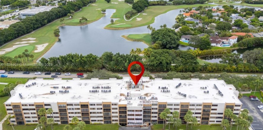 Кондоминиум с 2 спальнями в Дорал, Флорида № 1924198