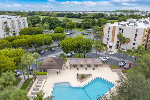 Купить кондоминиум в Дорал, Флорида 2 спальни, 137.03м2, № 1924198 - фото 29