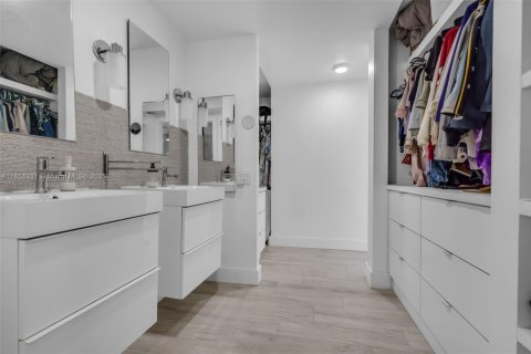 Купить кондоминиум в Дорал, Флорида 2 спальни, 137.03м2, № 1924198 - фото 17