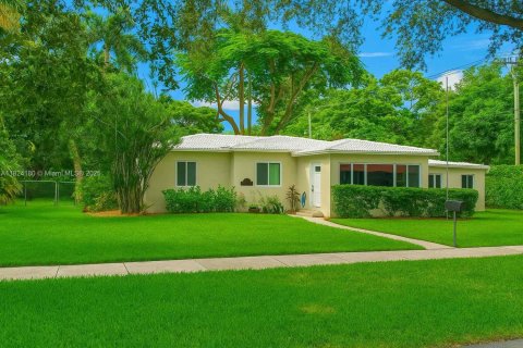 Casa en venta en Miami Springs, Florida, 5 dormitorios, 149.2 m2 № 1935895 - foto 1