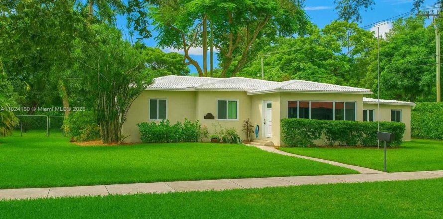 Casa en Miami Springs, Florida 5 dormitorios, 149.2 m2 № 1935895