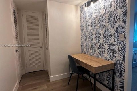 Condo in Miami Beach, Florida, 1 bedroom  № 1987607 - photo 11