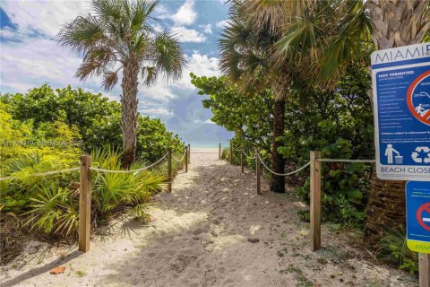 Condo in Miami Beach, Florida, 1 bedroom  № 1987607 - photo 9