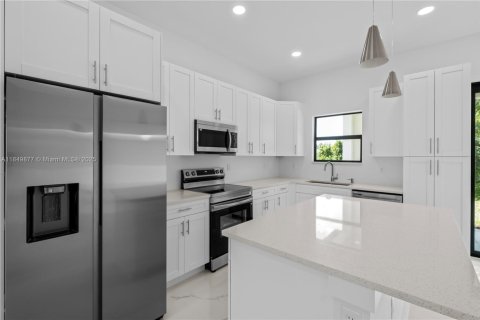 House in Lehigh Acres, Florida 3 bedrooms, 162.3 sq.m. № 1857006 - photo 5