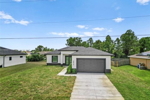 House in Lehigh Acres, Florida 3 bedrooms, 162.3 sq.m. № 1857006 - photo 2