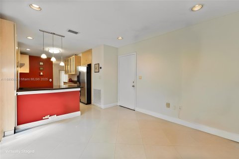 Снять в аренду виллу или дом в Дорал, Флорида 4 спальни, 183.39м2, № 1941376 - фото 5