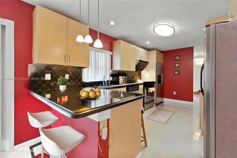 Снять в аренду виллу или дом в Дорал, Флорида 4 спальни, 183.39м2, № 1941376 - фото 6