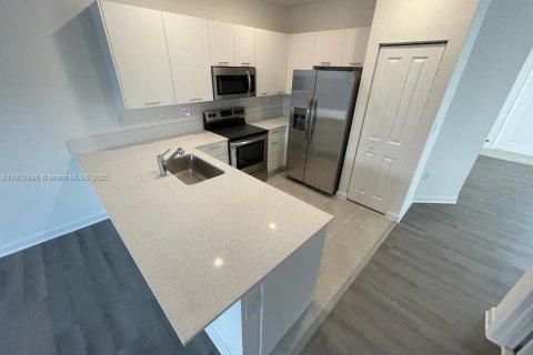 Touwnhouse à vendre à Miami, Floride: 3 chambres, 157.47 m2 № 1954073 - photo 8