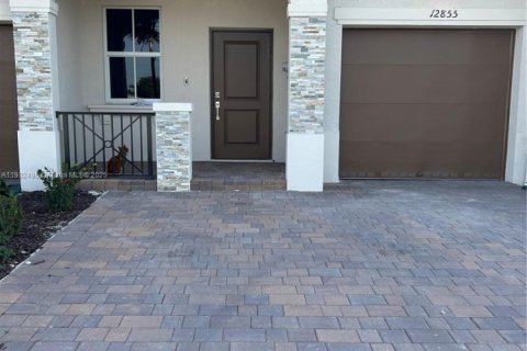 Touwnhouse à vendre à Miami, Floride: 3 chambres, 157.47 m2 № 1954073 - photo 1