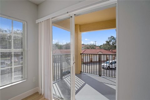 Condo in Royal Palm Beach, Florida, 2 bedrooms  № 1988649 - photo 13