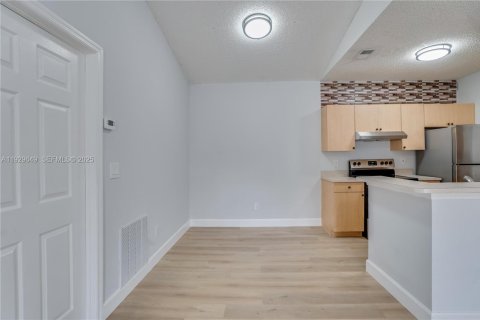 Condo in Royal Palm Beach, Florida, 2 bedrooms  № 1988649 - photo 15