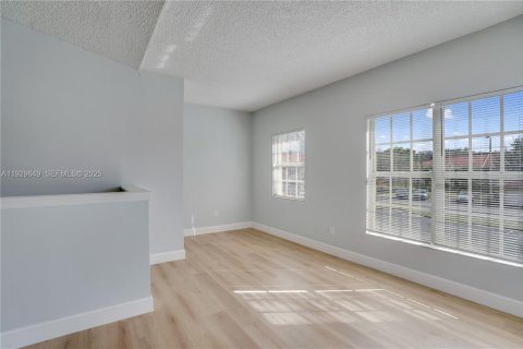 Condo in Royal Palm Beach, Florida, 2 bedrooms  № 1988649 - photo 10