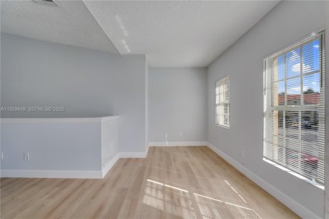 Condo in Royal Palm Beach, Florida, 2 bedrooms  № 1988649 - photo 11