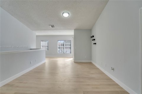 Condo in Royal Palm Beach, Florida, 2 bedrooms  № 1988649 - photo 9